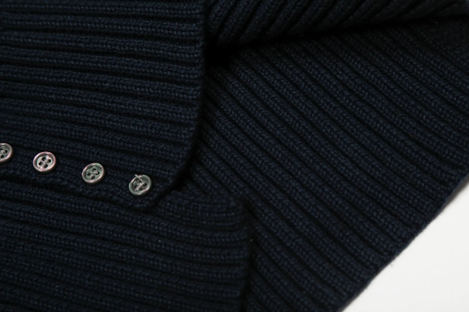 P250 top quality" Style number: DS050# (not off the shelves all year round) [Ralph Lauren lapel twist solid color basic pony embroidery logo goddess sweater] ✅Ralph Lauren Ralph Lauren goddess slim fit POLO lapel twist knit open chest autumn and winter sweater ✅Main supplier platform live broadcast Wholesale entity Wholesale entity Replenish when out of stock Not off the shelf ✅ZP quality 1:1 version Scan the code to enter the GF website Counter quality ✅Details and quality are the only one in Guangzhou. Imported quality cotton yarn, focusing on high-end, cost-effective, good quality needless to say. ✅Restore the original version. The maximum size can be worn up to 150 pounds. Loose, comfortable and stress-free. ✅The upper body is simple and easy to put on. A must-have for goddess ootd. Good-looking clothes are never picky. A must-have in the goddess's wardrobe. Size: S-XL. Color: black, milky white, gray, navy blue, burgundy.